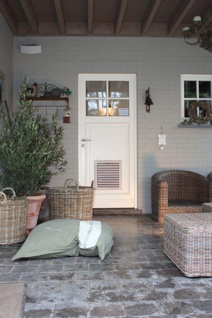 Stevig houten hondenluik xl in witte achterdeur van overdekte terras in een landelijke woning - Tomsgates Classic Extra Large