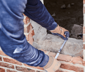 Kattenluik in muur laten plaatse