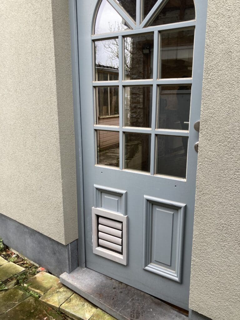 Achterdeur met kattenluik houten moulures - Tomsgates Nipper(Small) Grijs