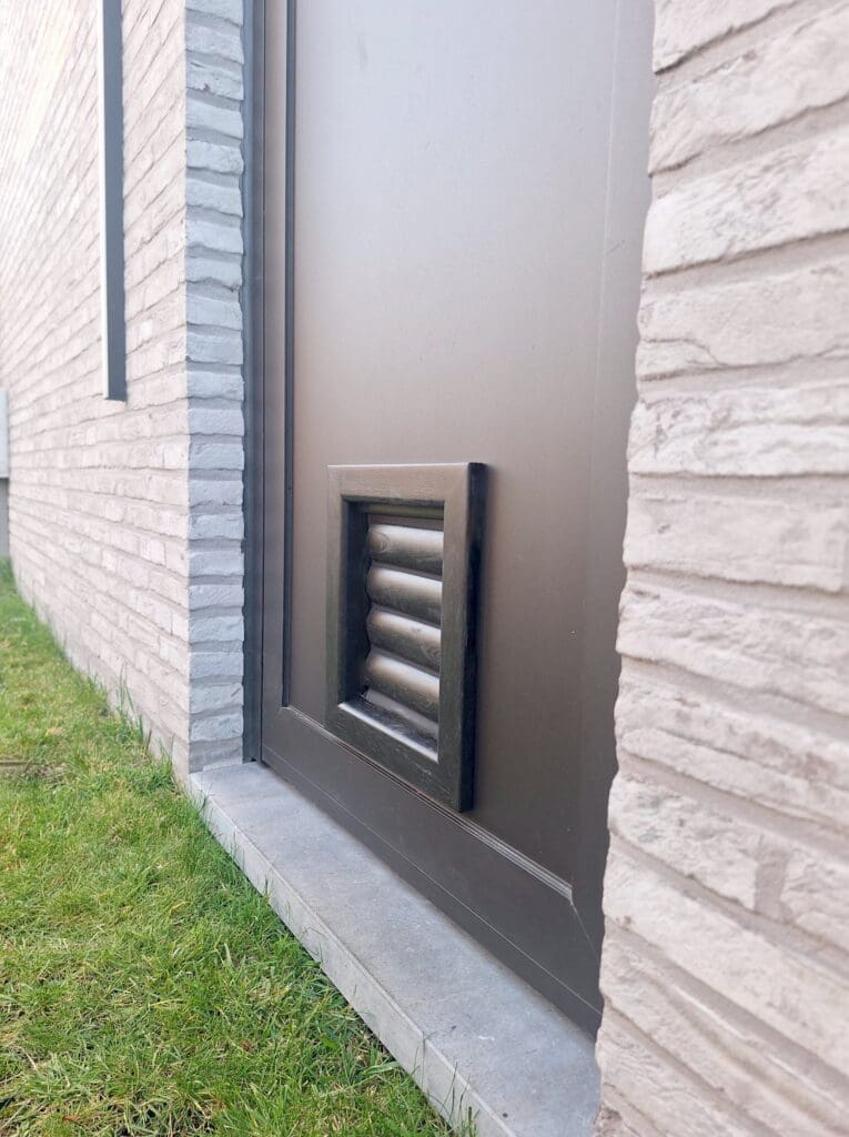 Zwart kattenluik en zwart hondenluik geïnstalleerd in een deur - Tomsgates kattenluik, Tomsgates hondenluik, Kwalitatief kattenluik, Tochtvrij kattenluik, Veilig kattenluik, Stil kattenluik, Houten kattenluik